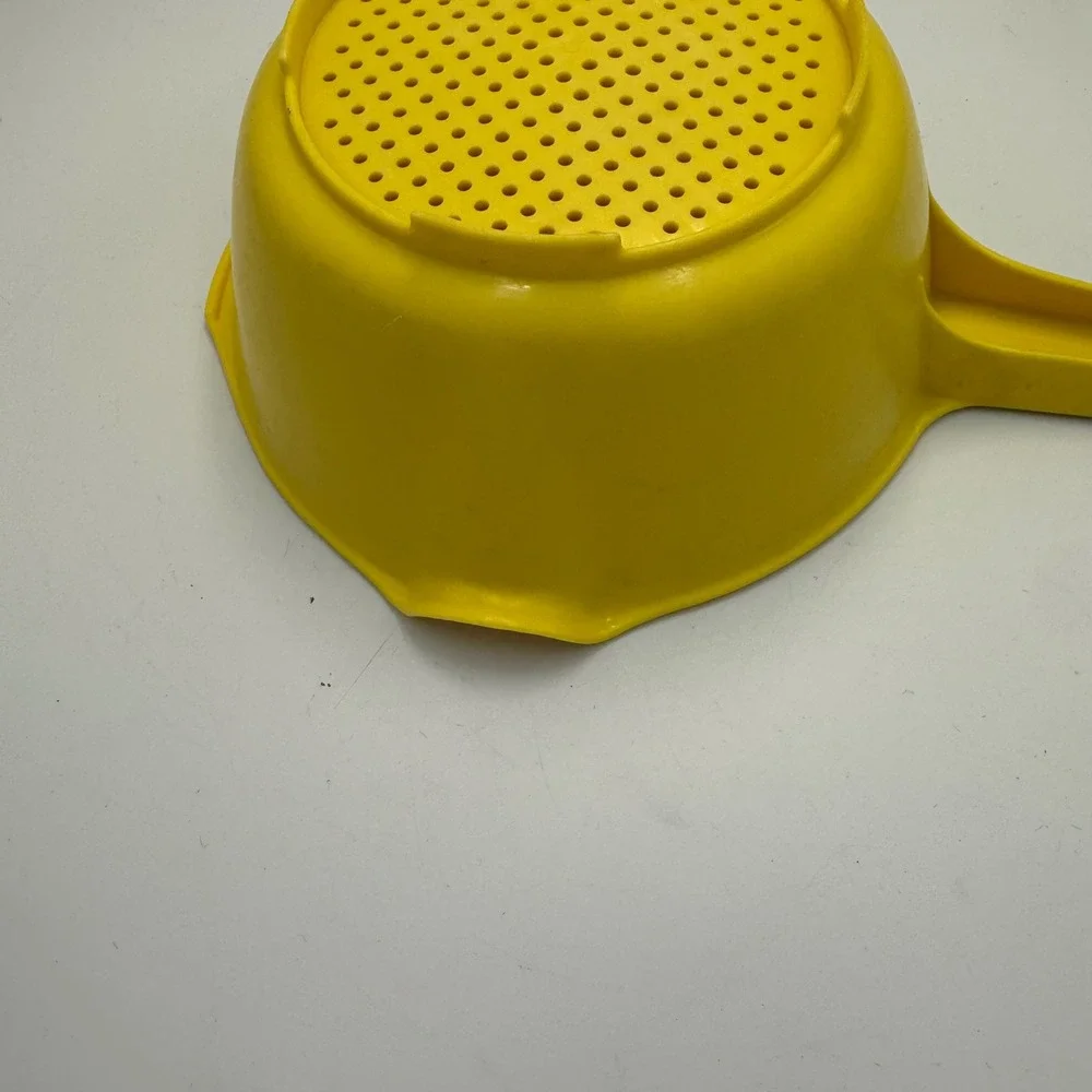 Vintage Rubbermaid Yellow Plastic Colander Strainer with Handle 2930 Retro